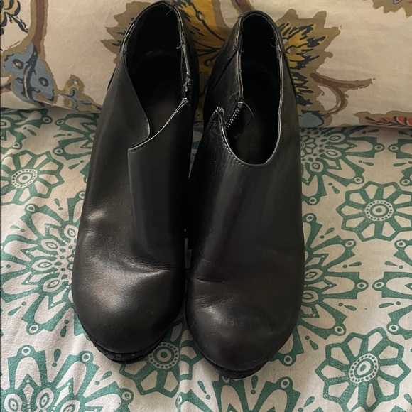 Cynthia Rowley Elegant Black Heeled Ankle Boots - Picture 4 of 10